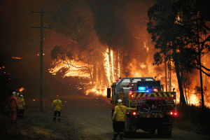 Austrália – Incêndios provocam mais um morto, centenas de casas destruídas