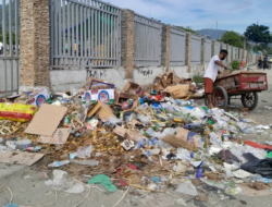 Negociantes preocupados com lixo amontoado no Mercado de Taibessi